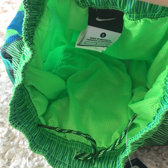 NWT Nike Boys Volley Swim Shorts / Swim Trunks Size Small - Picture 6 of 9